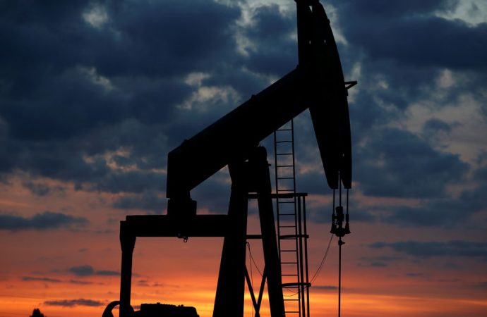 China y Estados Unidos : Los precios del petróleo caen a medida que la guerra comercial